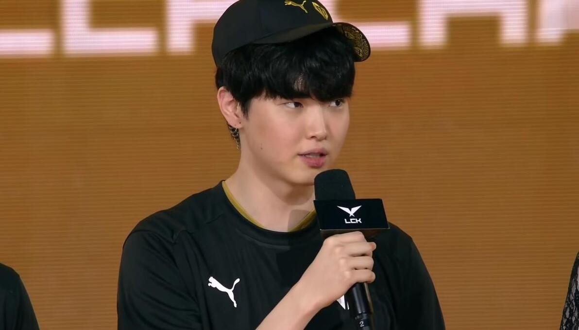 LPL主持小钰晒照：坐上世一王座感受了当T1第6个成员