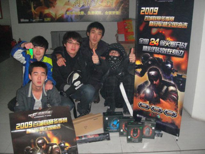 LNG官博分享季后赛西安日记：半决赛第二天选手教练对位训练！